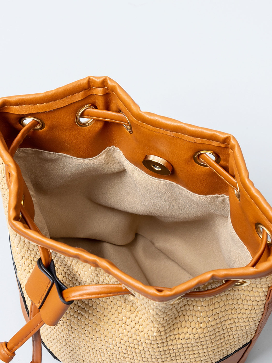 Al-Jafr Heritage | Straw Braided Adjustable Strap Bucket Bag